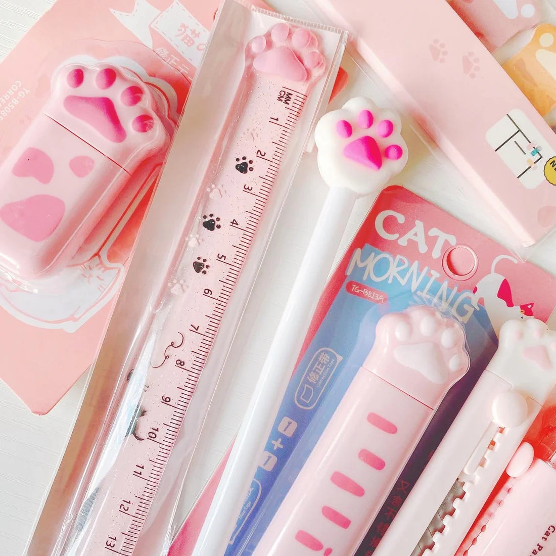 Set of 10 stationery items in the shape of cat paws