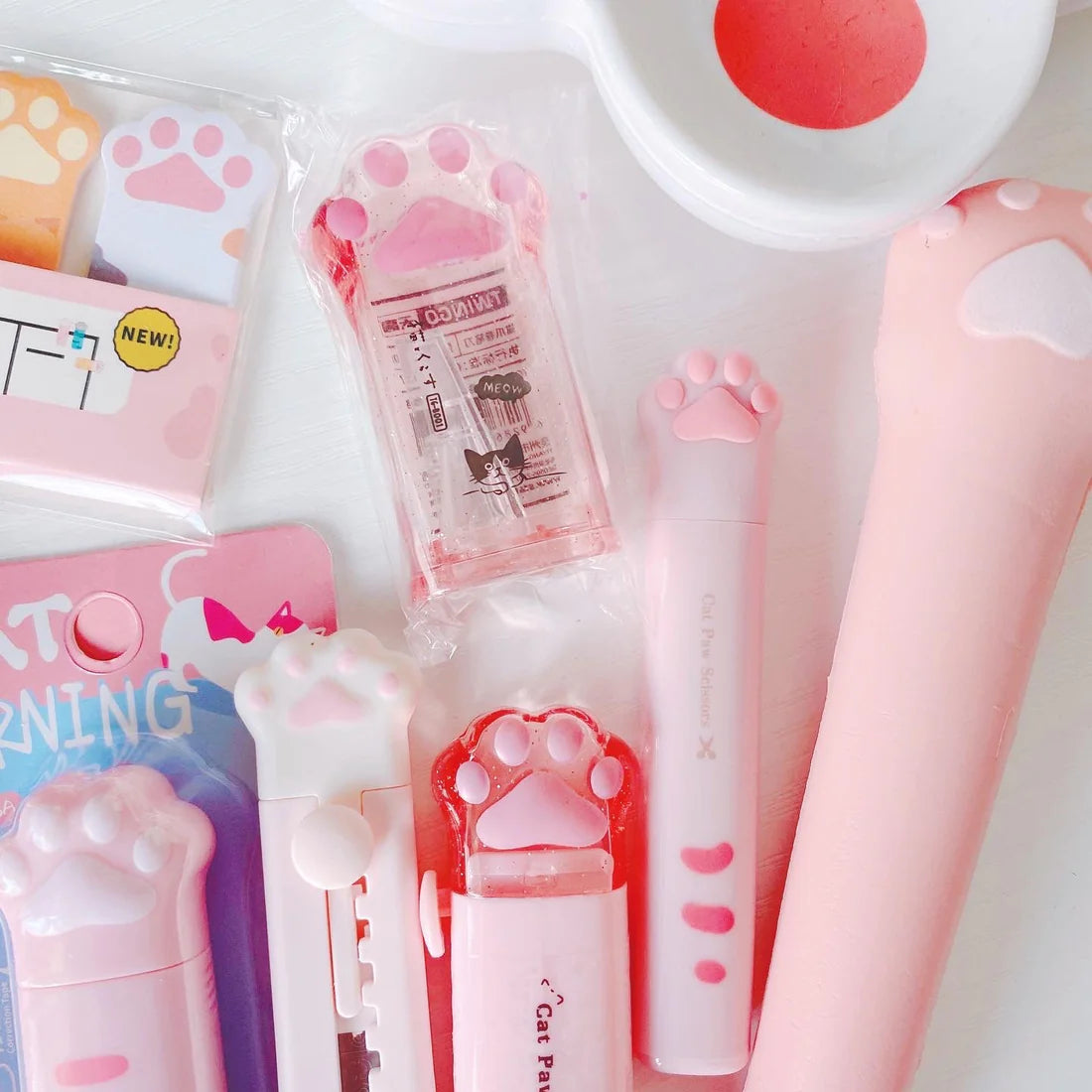 Set of 10 stationery items in the shape of cat paws