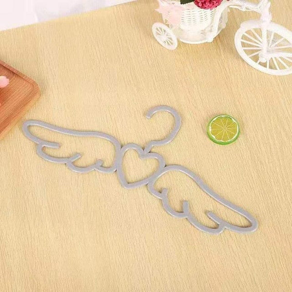 Set of 5/10 hangers in the shape of a winged heart