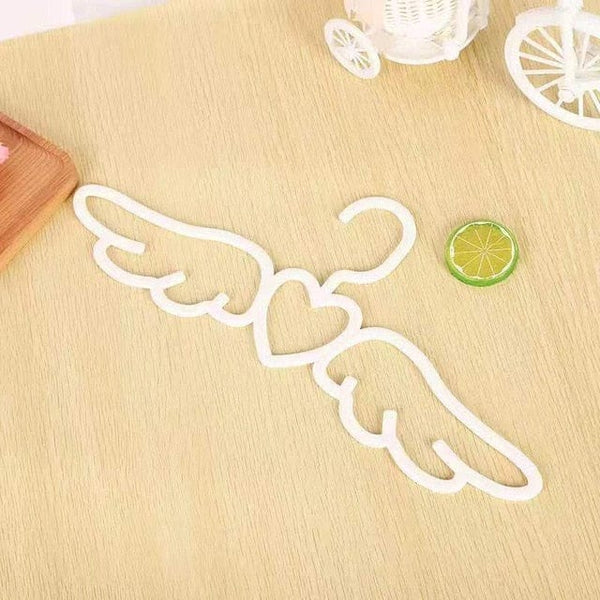 Set of 5/10 hangers in the shape of a winged heart