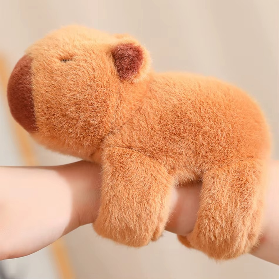 Peluche Capybara mignon avec slap bracelet intégré