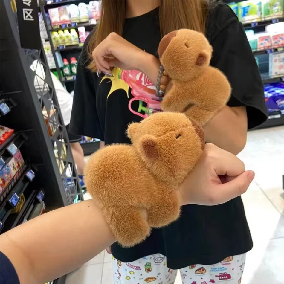 Peluche Capybara mignon avec slap bracelet intégré