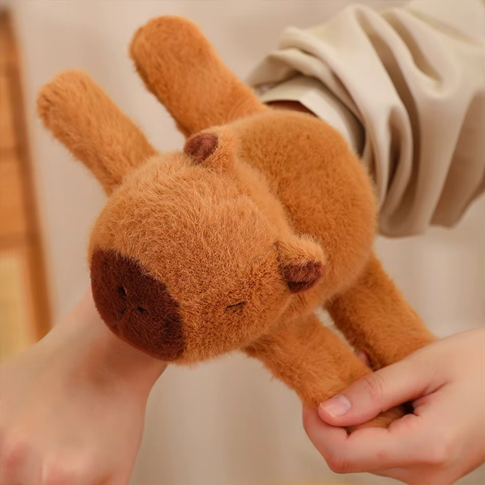 Peluche Capybara mignon avec slap bracelet intégré