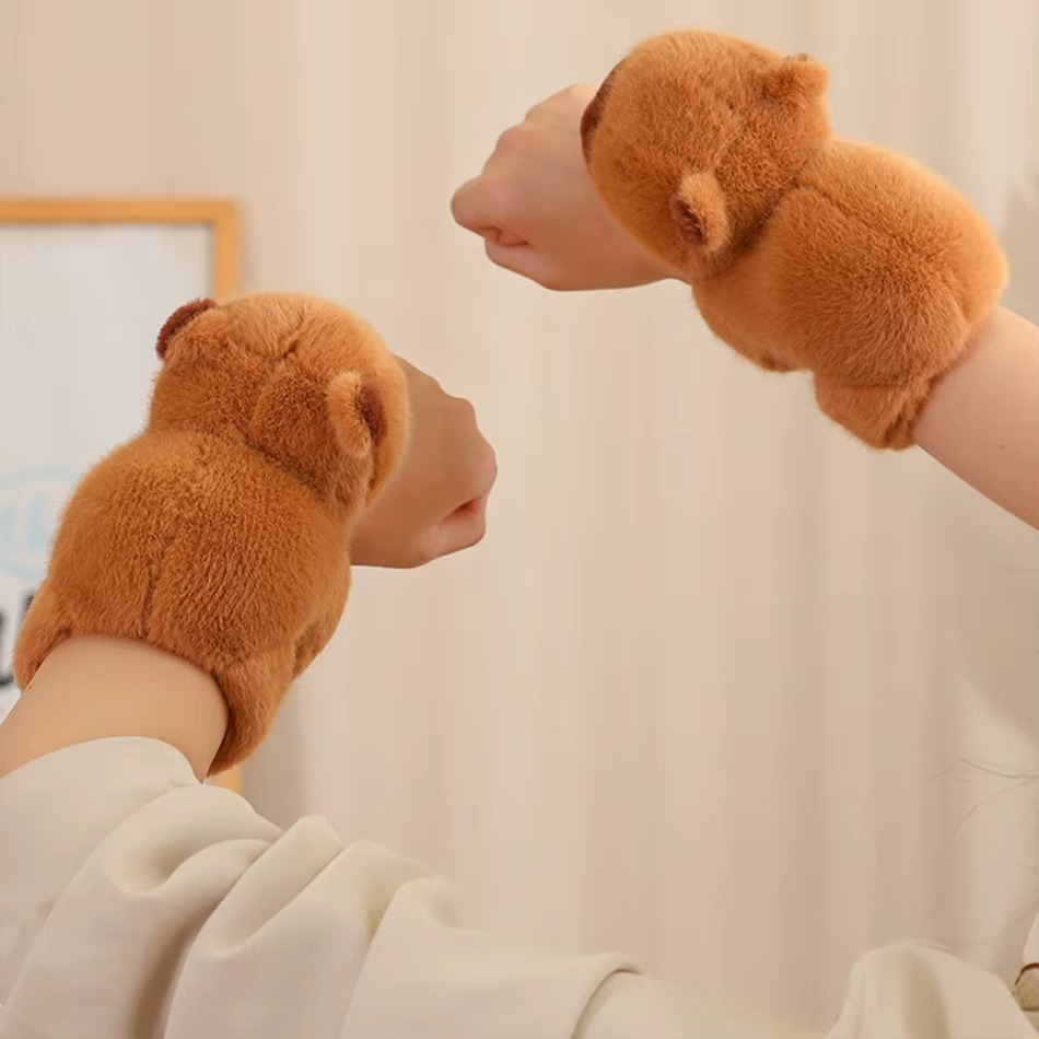 Peluche Capybara mignon avec slap bracelet intégré