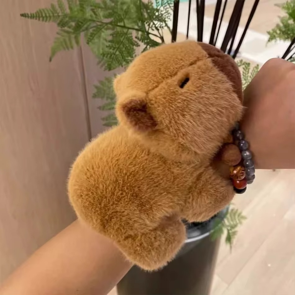 Peluche Capybara mignon avec slap bracelet intégré